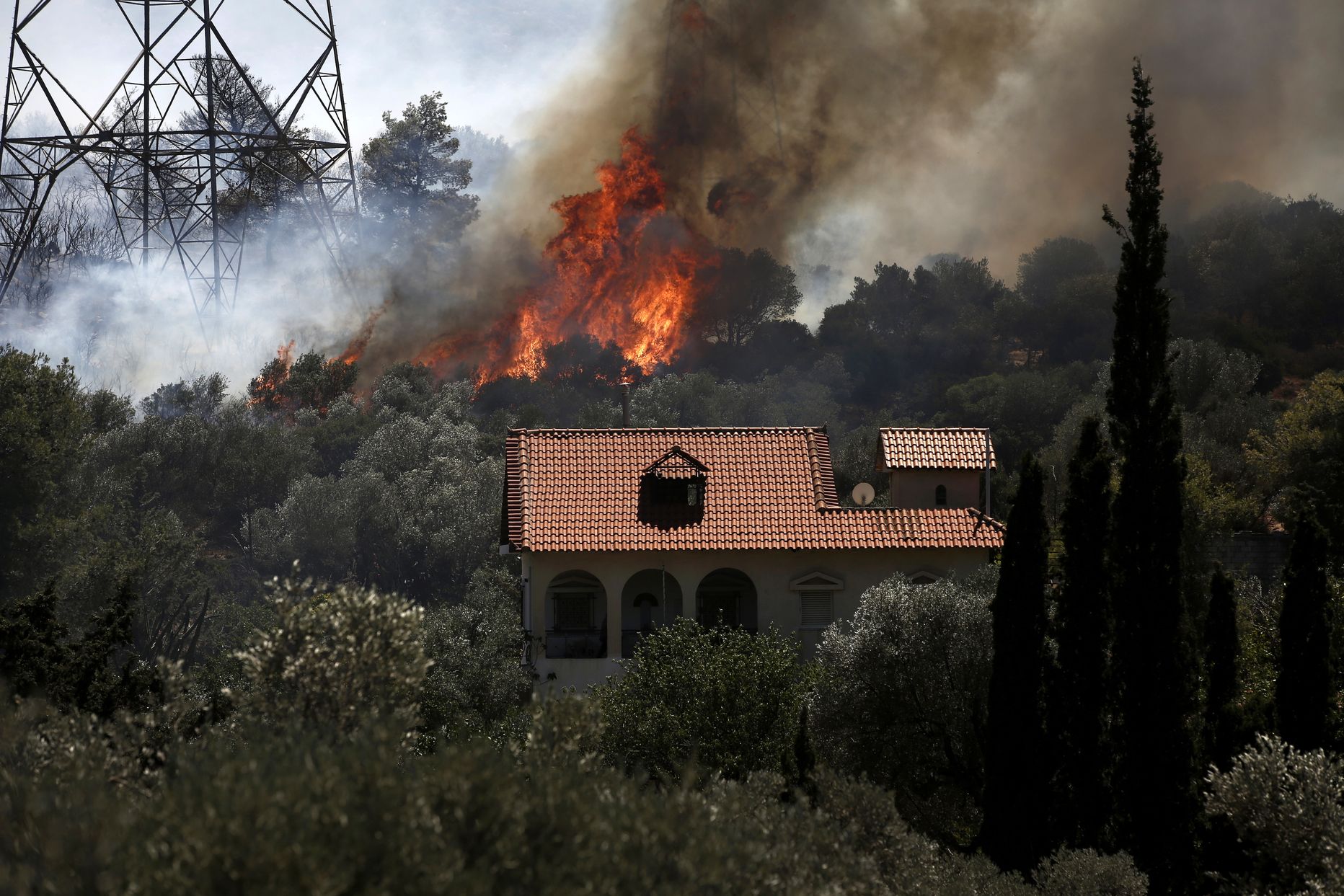 Пожарные тушат обширные пожары в Куварасе, Греция. 17 июня 2023 года.