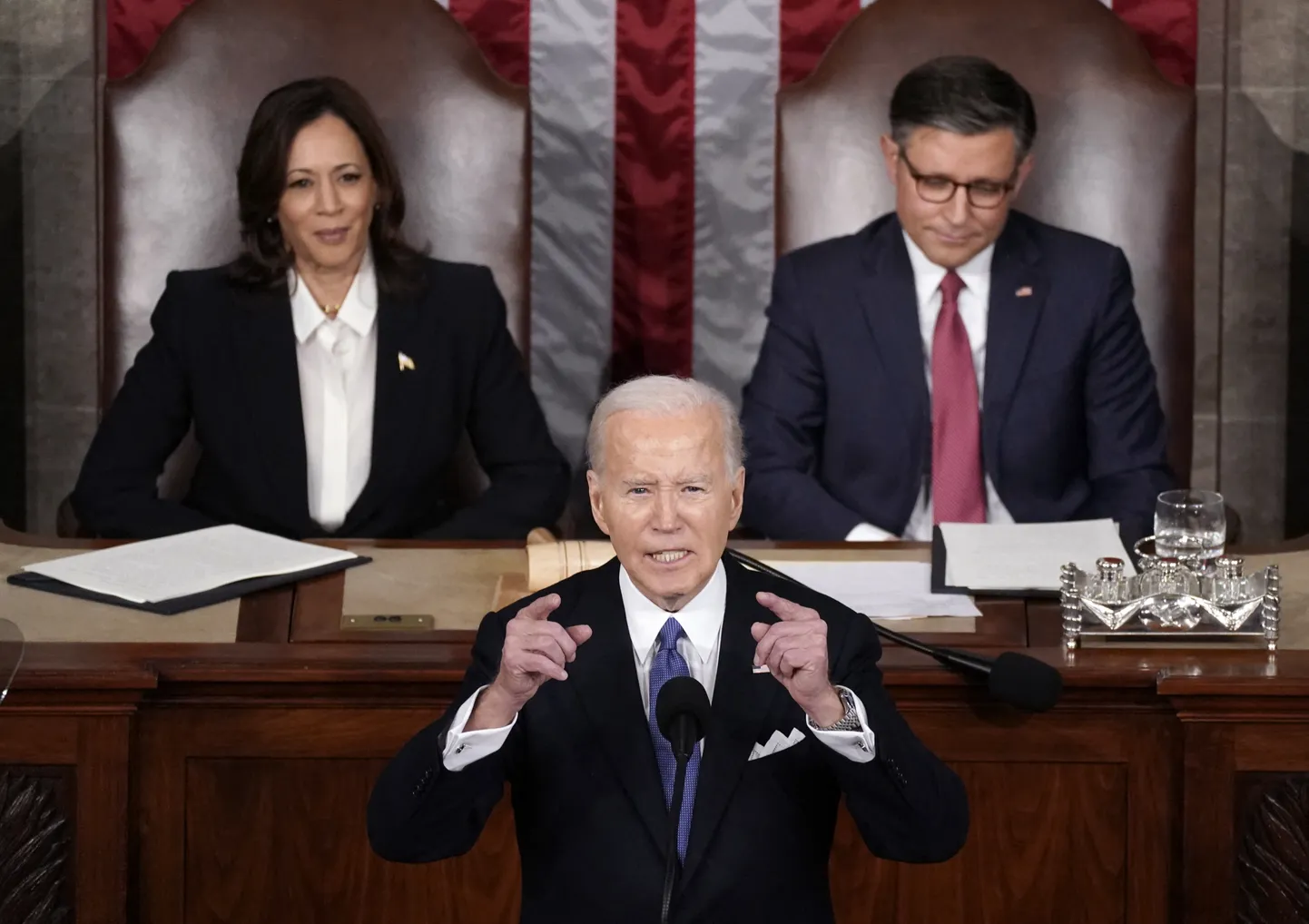 USA president pidamas Kongressis aastakõnet. Tema seljataga asepresident Kamala Harris ja esindajatekoja spiiker Mike Johnson.