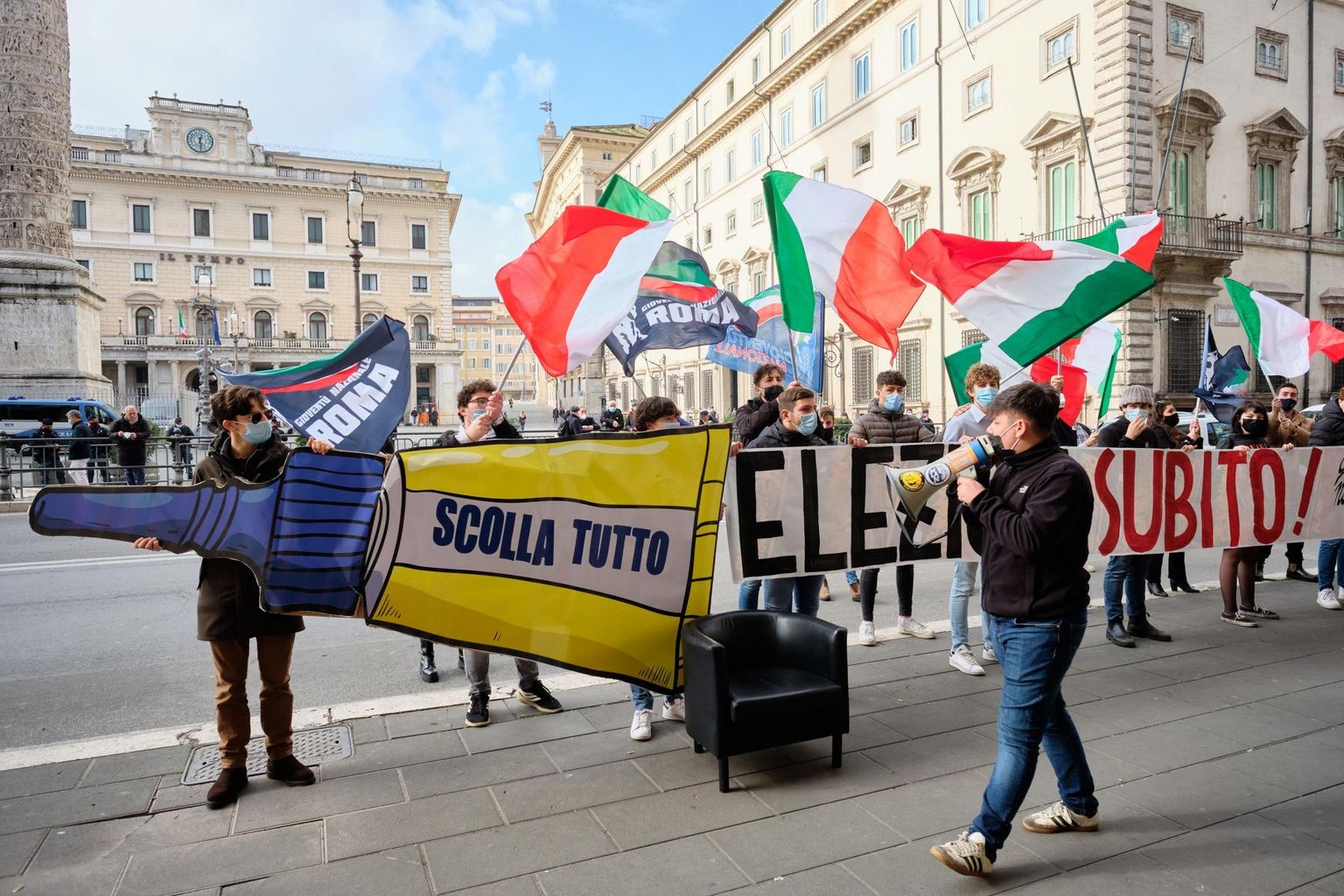 Jaanuaris lahvatanud valitsuskriisi ajal nõudsid Itaalia Vendade noorteühenduse liikmed Roomas uute valimiste väljakuulutamist. 