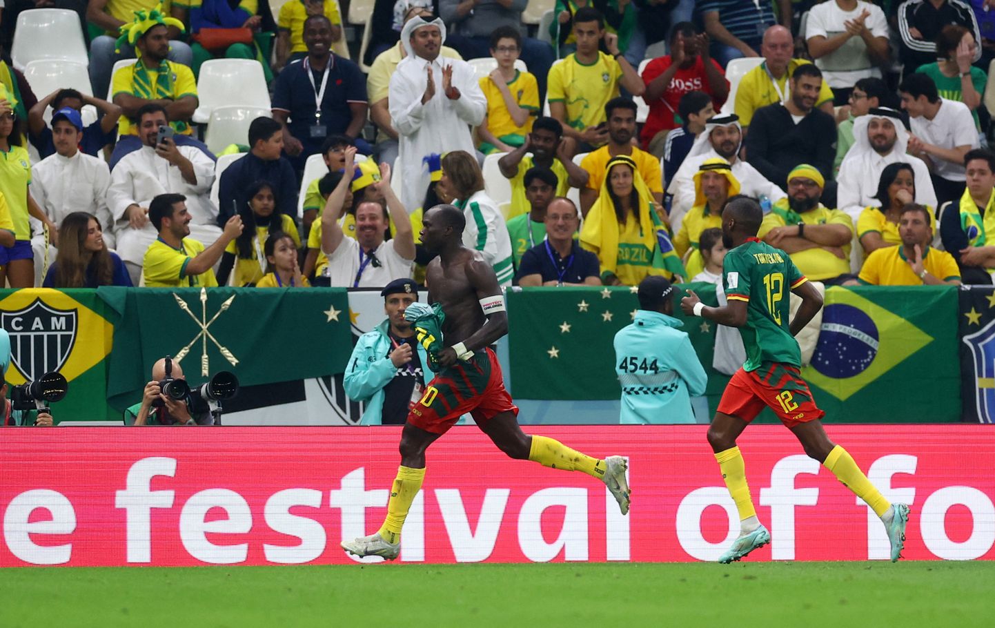 Kameruni võiduvärava lõi Vincent Aboubakar, kes teenis väravatähistuse eest teise kollase kaardi ja pidi väljakult lahkuma.