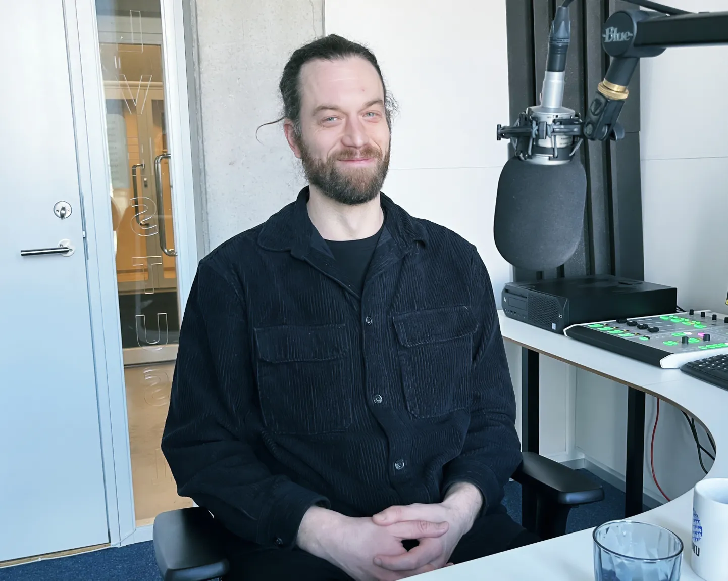 Režissöör Vallo Toomla on tuntust kogunud mängufilmiga «Teesklejad» ning portreefilmiga «Marju Lepajõe. Päevade sõnad». Tema uus dokfilm vaatleb aga tavalisi Eesti mehi.