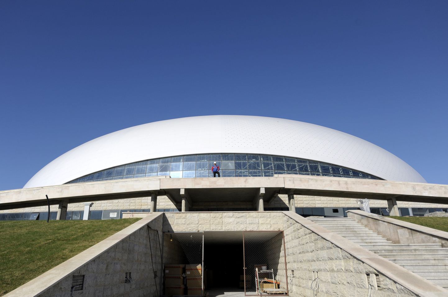 Rajatud on üle 400 objekti. Pildil olümpiamängude staadion Sotšis.
