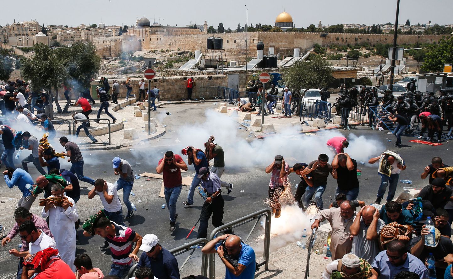 Palestiinlased Jeruusalemmas Iisraeli võimude pisargaasi rünnaku all.