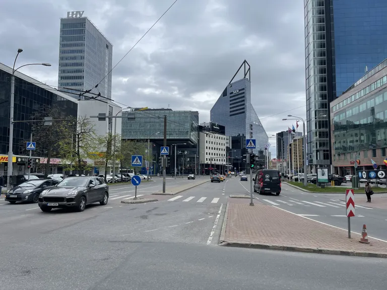 Kahemõttelise loosungiga kleebis valgusfoori postil, Tallinnas, Liivalaia tänaval.