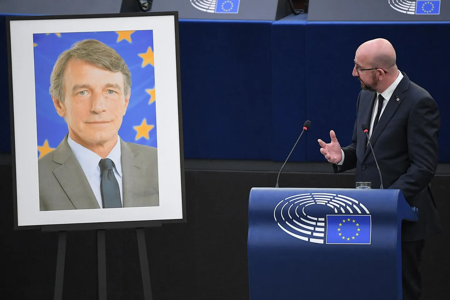 Euroopa Ülemkogu president Charles Michel meenutab Euroopa Parlamendi presidenti David Sassolit, kes suri terviseprobleemide tõttu 11. jaanuaril.