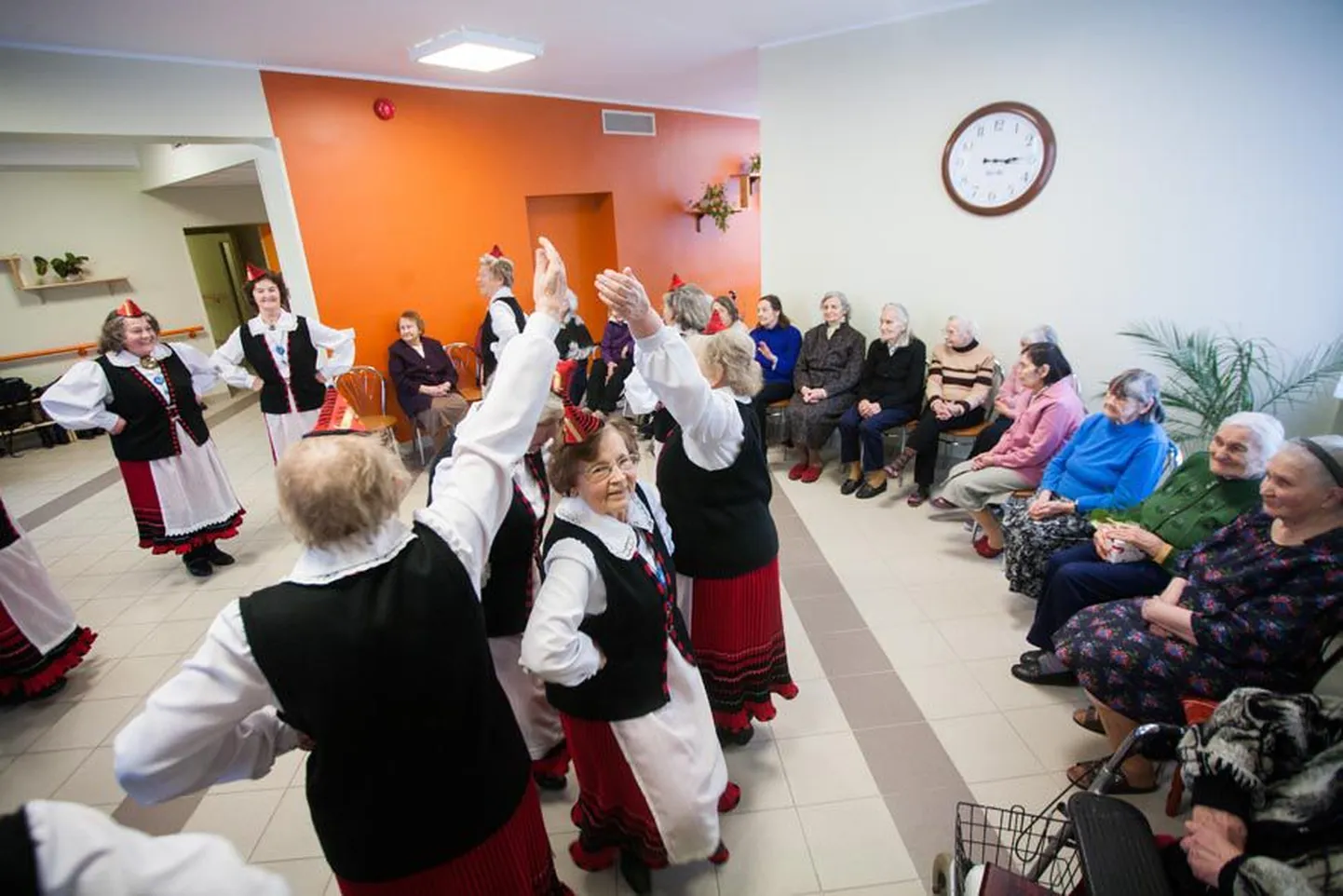 Iga kuu lõpul on Paide pansionaadis pidu, kus õnnitletakse selle kuu sünnipäevalapsi. Eile oli pidu jaanuari sünnipäevalastele, kellele esines eakate rahvatantsurühm Sinilind.