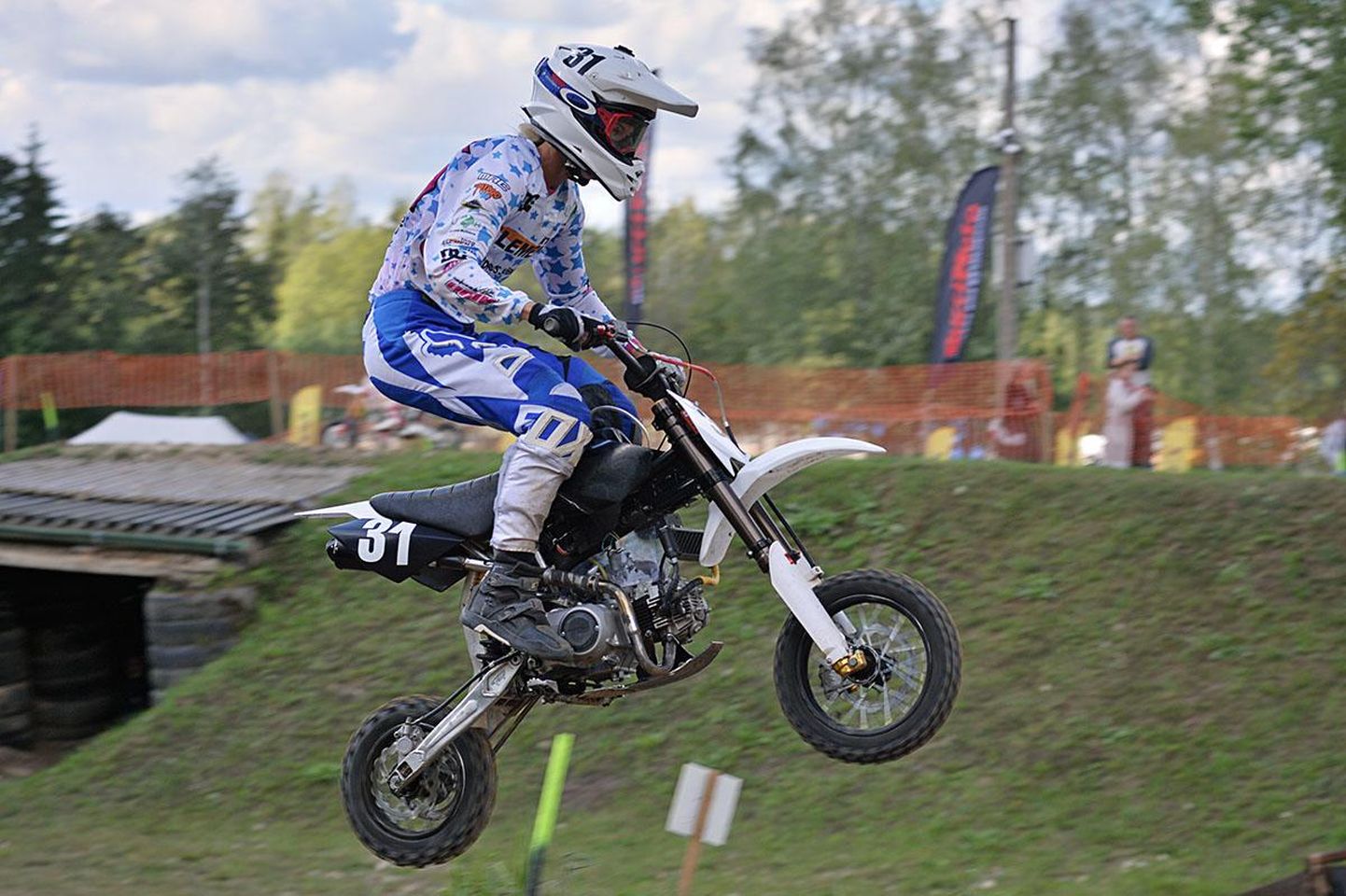 Viljandi motoklubi sõitja Kristel Raba võitis Linnamäel peetud pitbike’i karikasarja finaaletapil MiniDirt Semi 88 klassis esikoha, tagades ühtlasi sarja võidu.