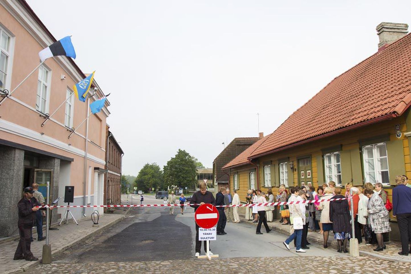 Viljandi vallamaja (vasakul) avamise puhuks piirati tükike Kauba tänavast punavalge ohutuslindiga.