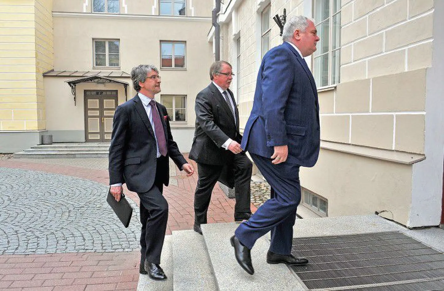 23 апреля представители Nord Stream во главе с исполнительным директором газопровода Маттиасом Варнигом (справа) побывали на Тоомпеа, где встречались с премьер-министром Андрусом Ансипом. После встречи Ансип признал, что вызывавшие опасения экологические угрозы реализованы не были.