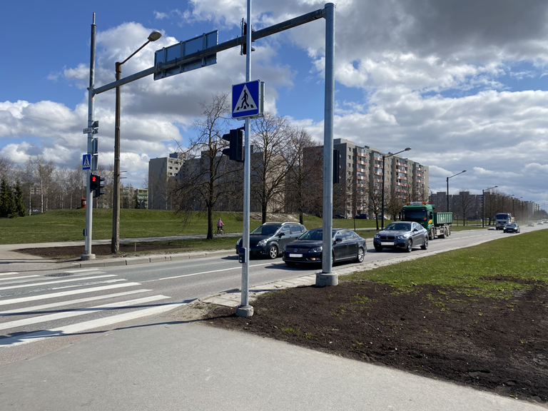 На перекрестке Смуули-теэ и улицы Лийкури в Ласнамяэ заработал светофор.