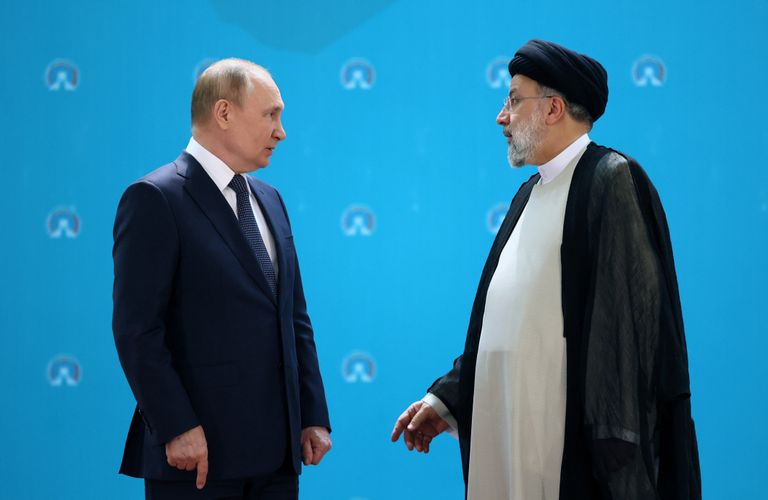 Президент Путин и президент Ирана Эбрагим Раиси беседуют после позирования для фотографии перед переговорами во дворце Саадабад в Тегеране, Иран, вторник, 19 июля 2022 года.