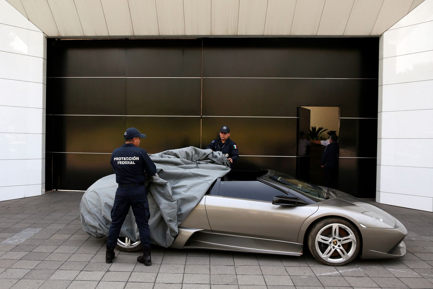 Mehhiko politseinikud võtavad Lamborghini Murcielago 2007 katte pealt.