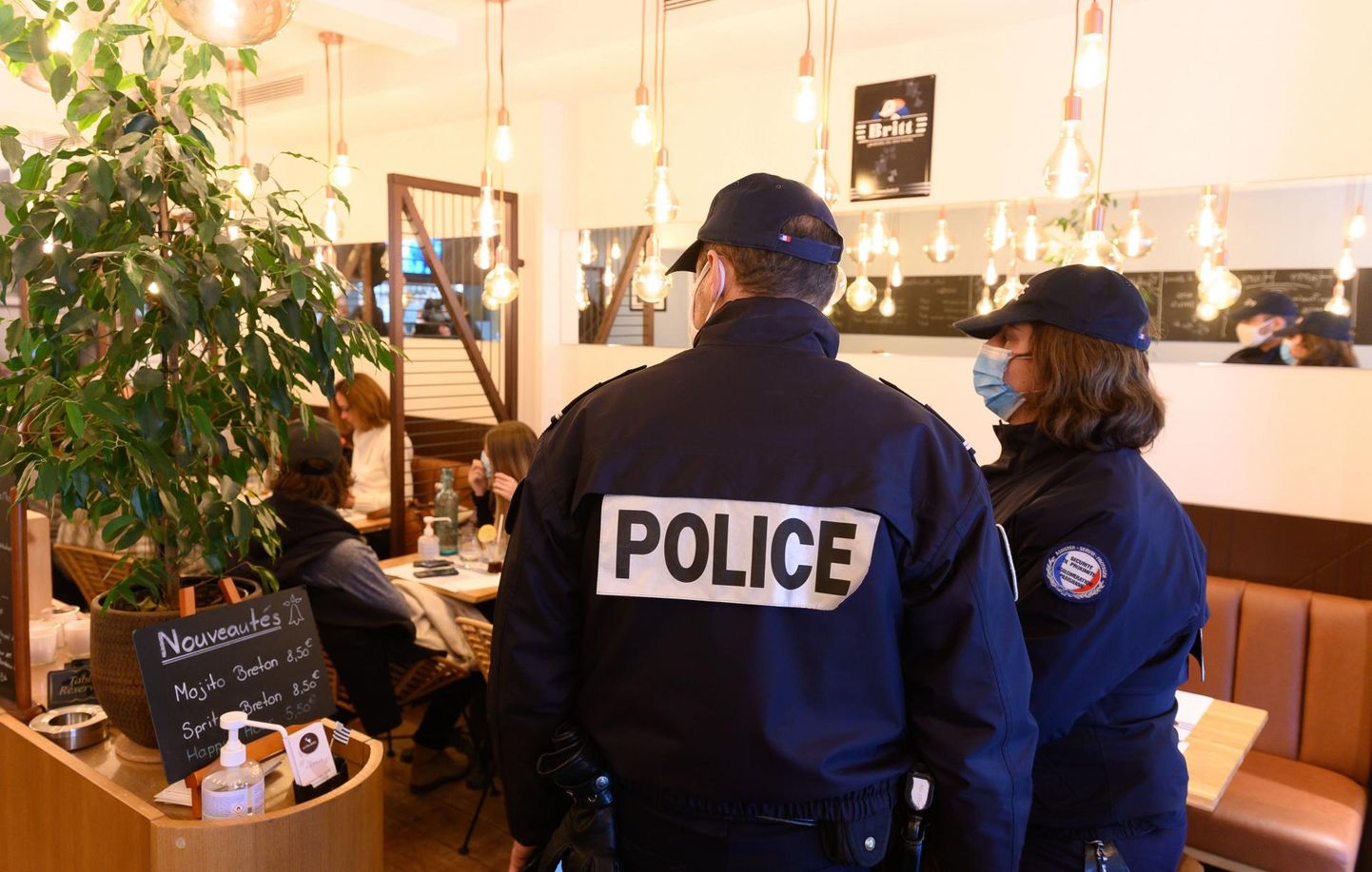 Pariisi politsei kontrollib kohvikus tervisepassi.