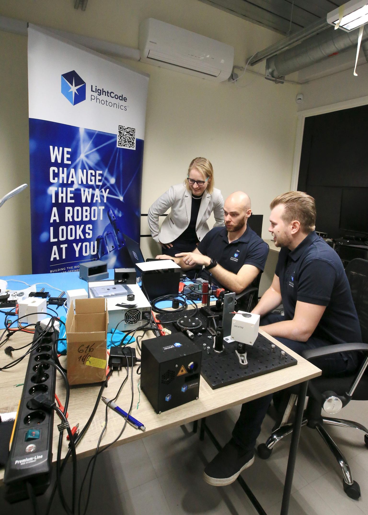 Üks messil osalev Tartust pärit ettevõte on LightCode Photonics, mille laboris ragistavad igapäevaselt ajusid Heli Valtna, Jan Bogdanov ja Martin Karu. Seda selleks, et tulevikus suudaksid robotid inimeste eest suurema osa tüütutest töödest ära teha.