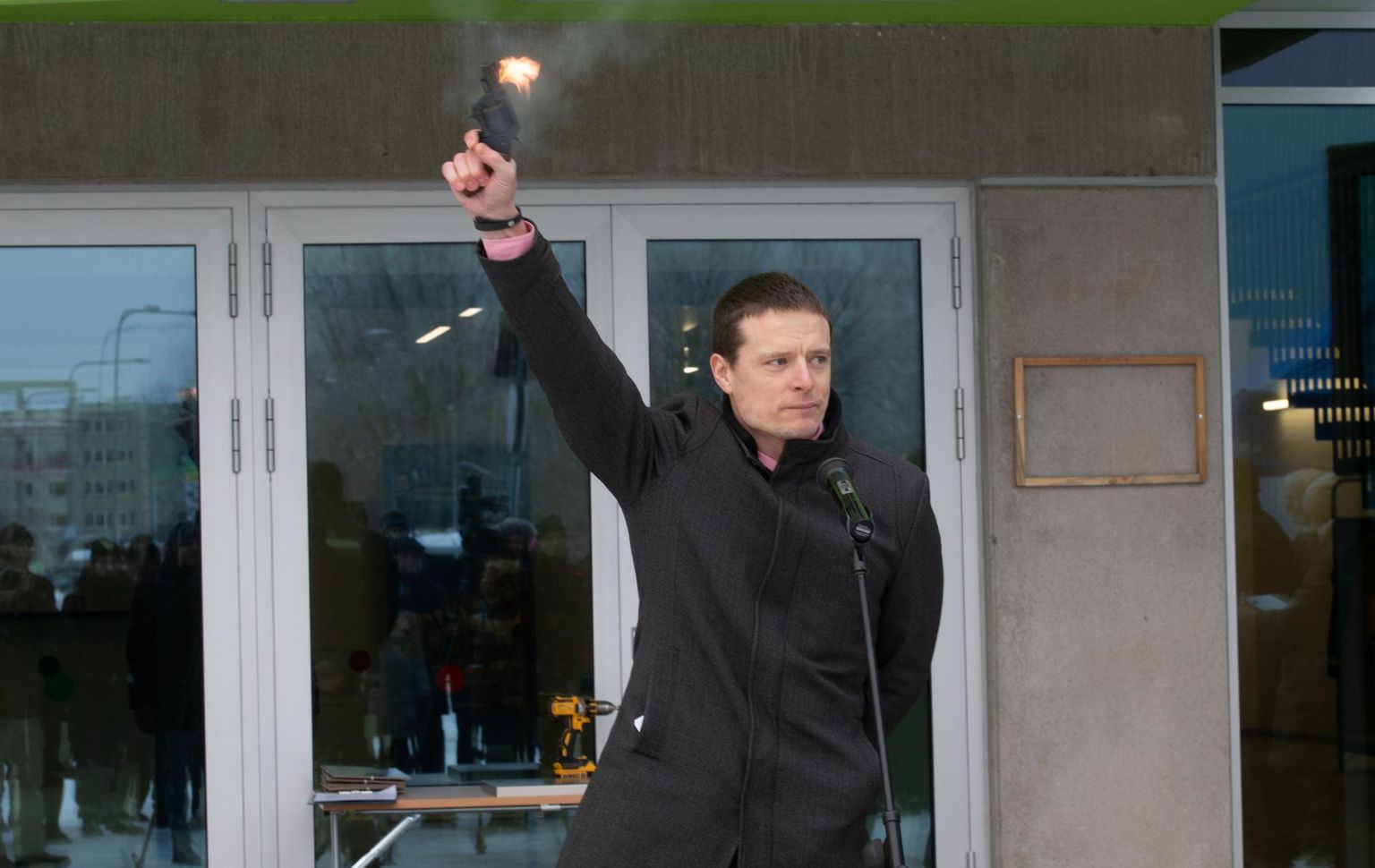 Tartu ülikooli spordibioloogia dotsent Jarek Mäestu lasi eile hommikul uue õppehoone avamisel stardipüstolist avapaugu.