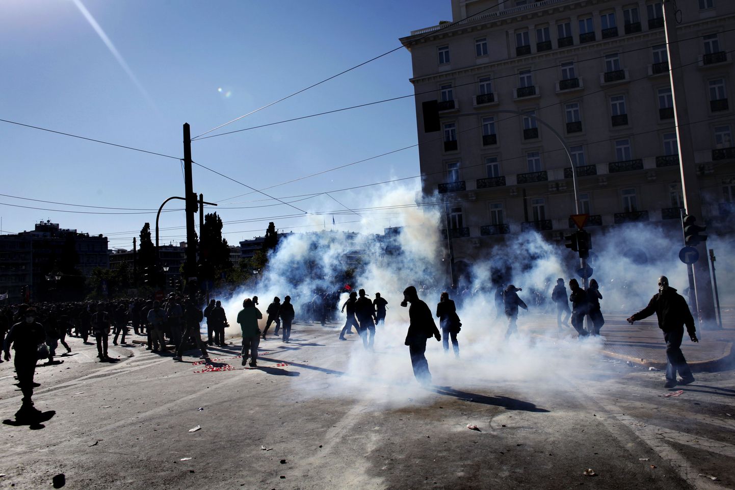 Kreeka ametiühingud alustasid kärpekavade vastast 48-tunnist streiki. Meeleavaldused muutusid vägivaldseteks ja vandaalitsevateks.