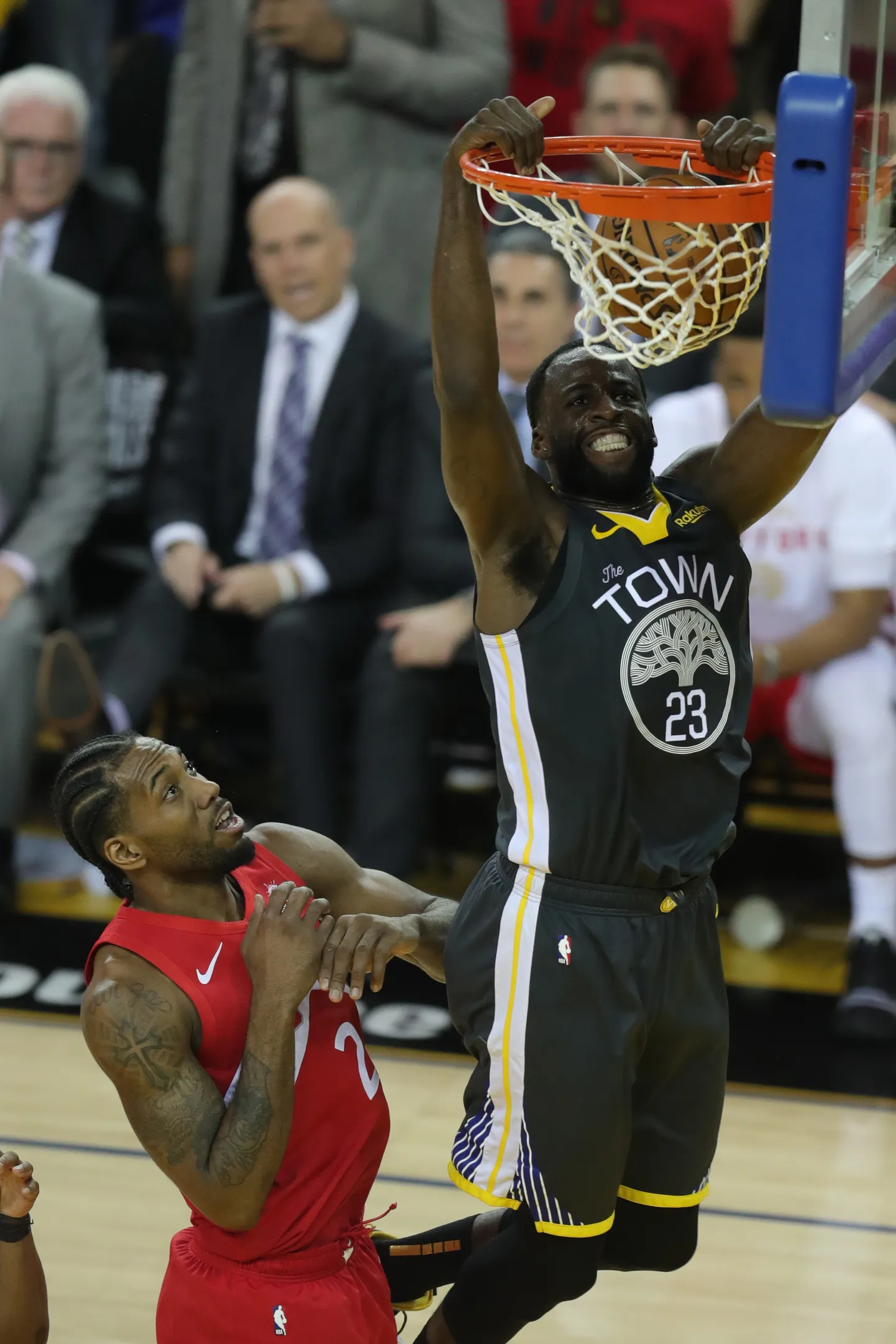 Draymond Green paremalt pealt panemas.