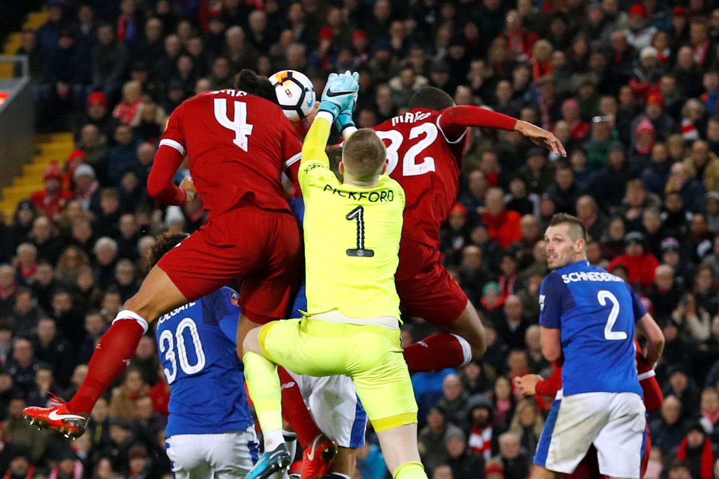Liverpooli sangariks kerkis debüütmängus võiduvärava löönud Virgil van Dijk (number 4).