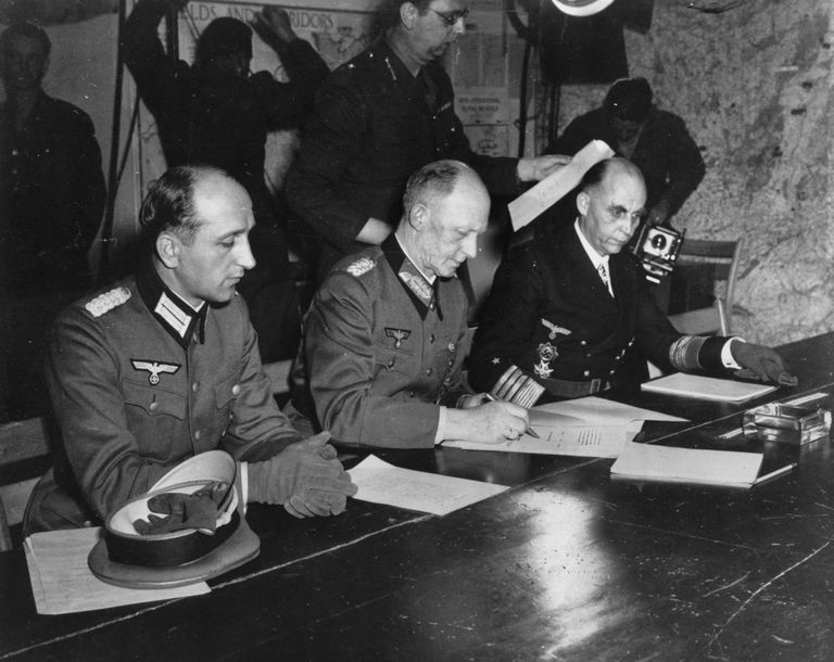 Saksamaa relvajõudude ülemjuhatuse esimehe asetäitja Alfred Jodl (keskel) allkirjastas Saksamaa tingimusteta kapituleerumise akti 7. mail 1945 Prantsusmaal Reims'is