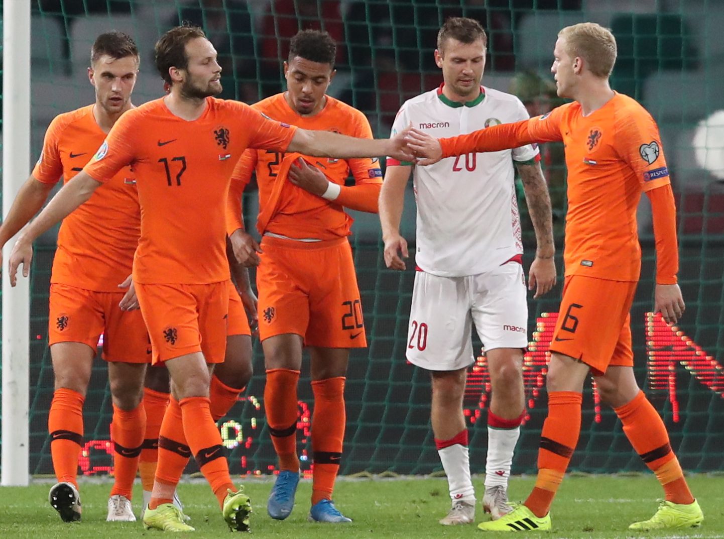 Hollandlased väravat tähistamas.