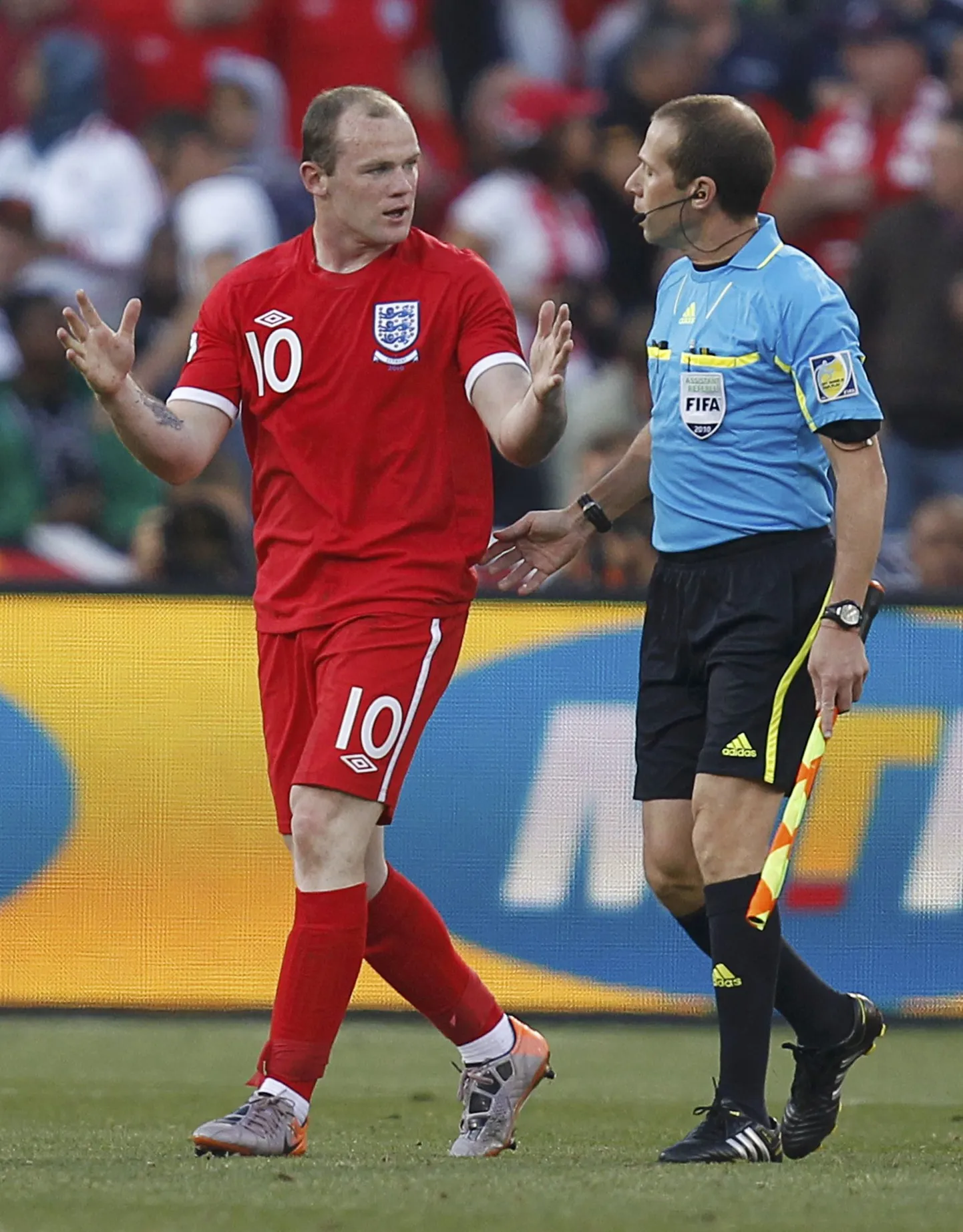 Wayne Rooney joonekohtuniku Mauricio Espinosaga vaidlemas