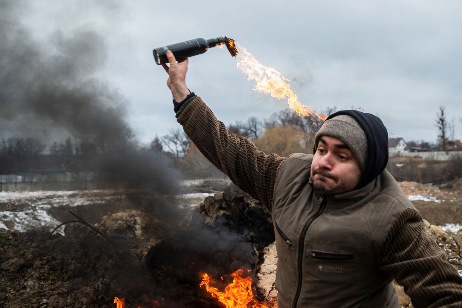 Житель Украины тренируется бросать коктейли Молотова, чтобы защитить город, на фоне вторжение России в Украину, Житомир, 1 марта 2022 года.