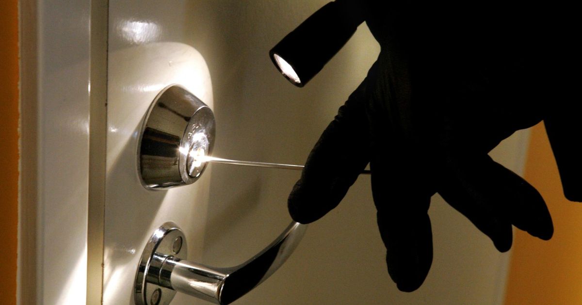 Politsei hoiatab öösiti uste taga käivate kahtlaste isikute eest