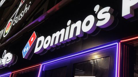Открывшая пиццерию в Таллинне Domino's Pizza не справилась с первым днем работы