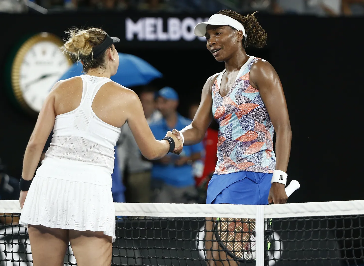 Venus Williams oli sunnitud Belinda Bencicit õnnitlema.