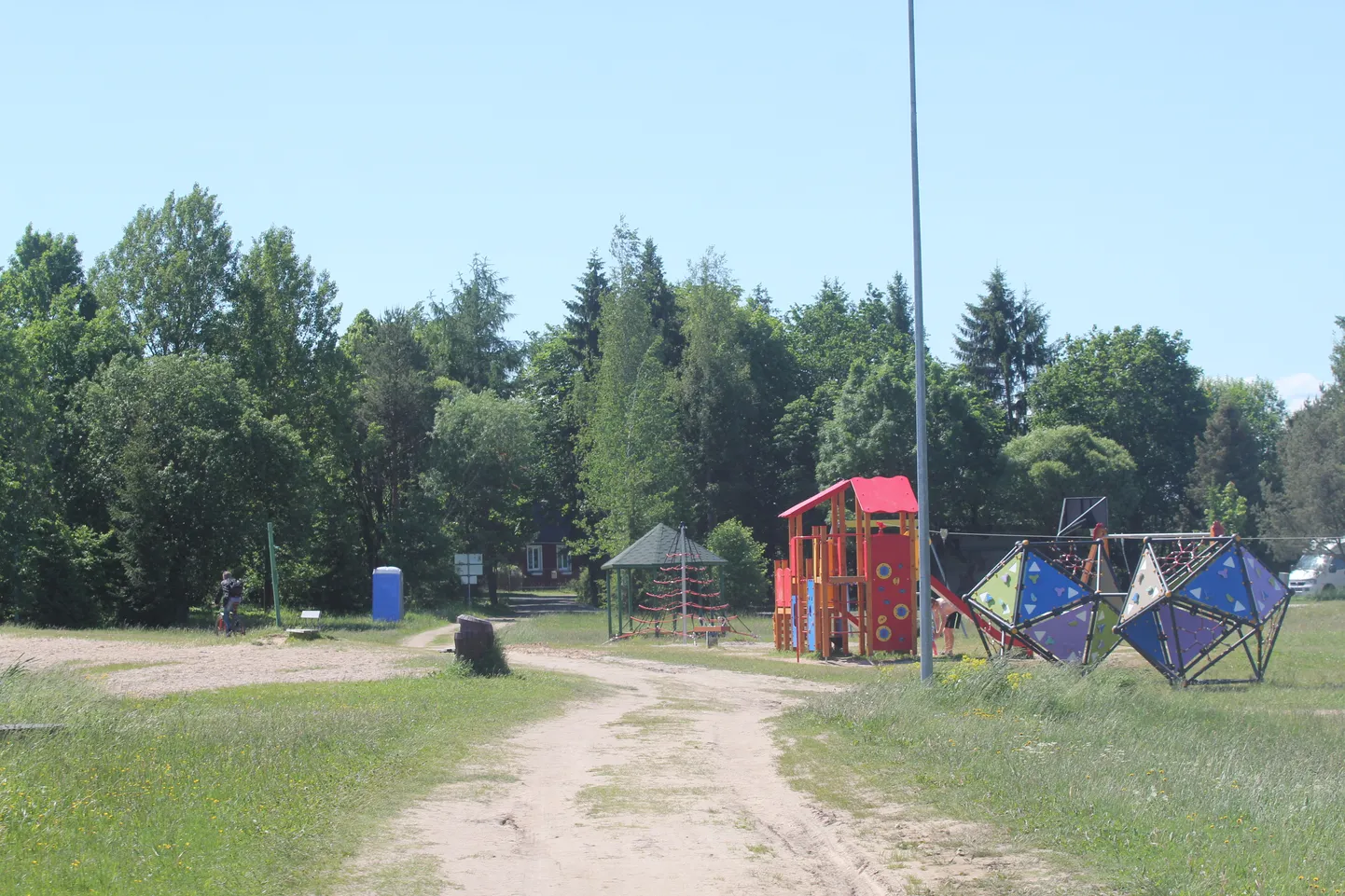 Paide tehisjärve äärne suplusrand