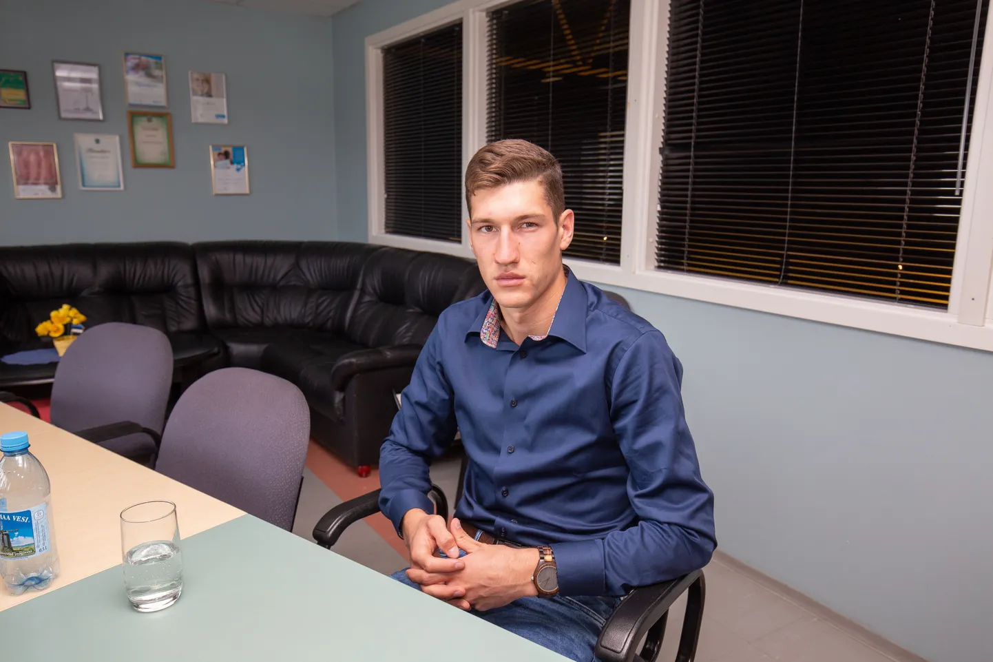 Suusataja Kaarel-Kasper Kõrge ja treener Mati Alaver kohtumas Comfort AE ASi juhataja Enno Rõõsiga.
Foto: Dmitri Kotjuh/ Järva Teataja