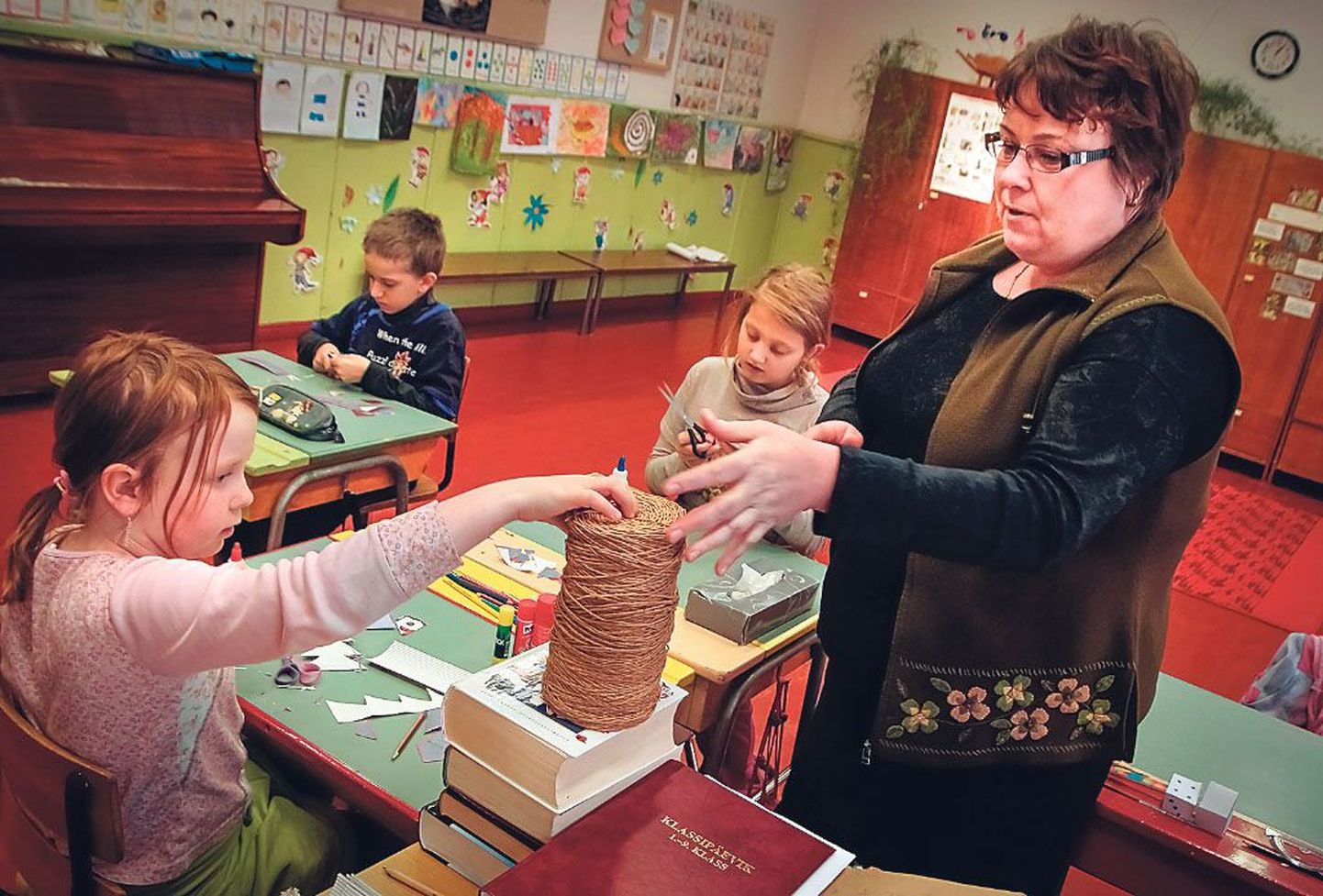 Ainus täiskohaga õpetaja Ly Põldur pluss kolm õpilast võrdub Massiaru algkooliga, Pärnu maakonna väikseima haridusasutusega.