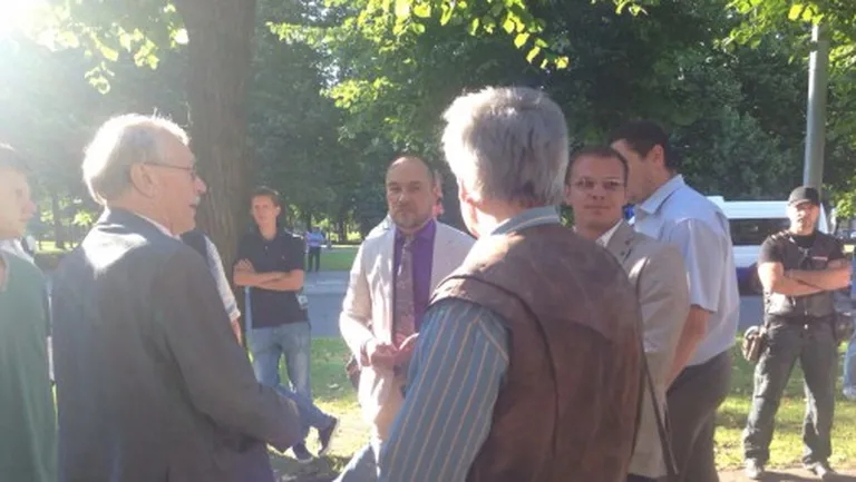 Pie Ministru kabineta ēkas piketē pret bēgļu uzņemšanu Latvijā