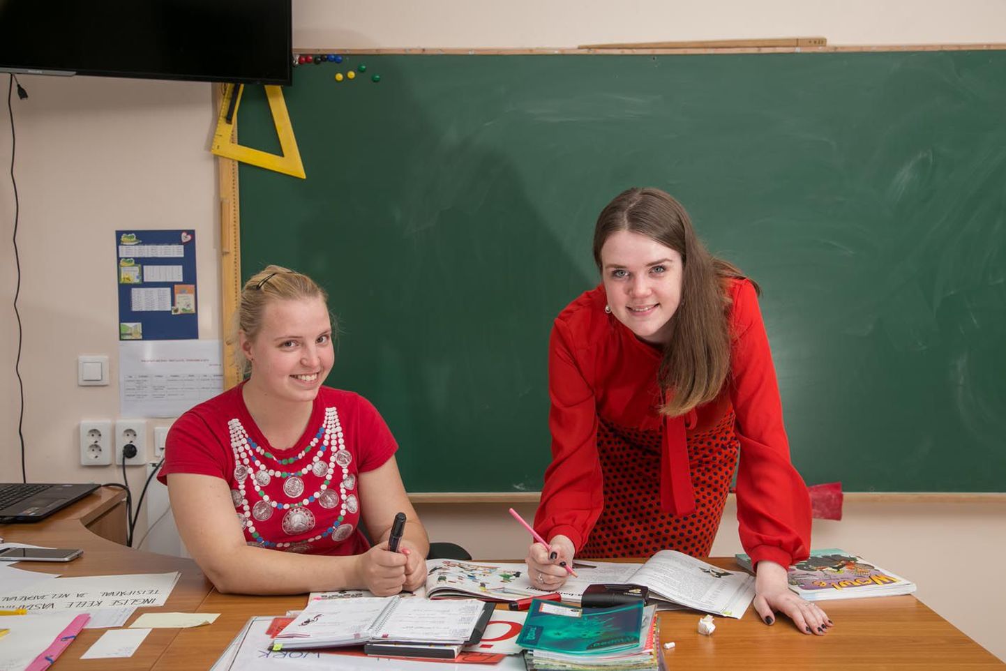 Noored õpetajad Liis Kumpas (vasakul) ja Marii Sii­vard tunnevad rõõmu sellest, et neil on võimalus teha unistuste tööd.
