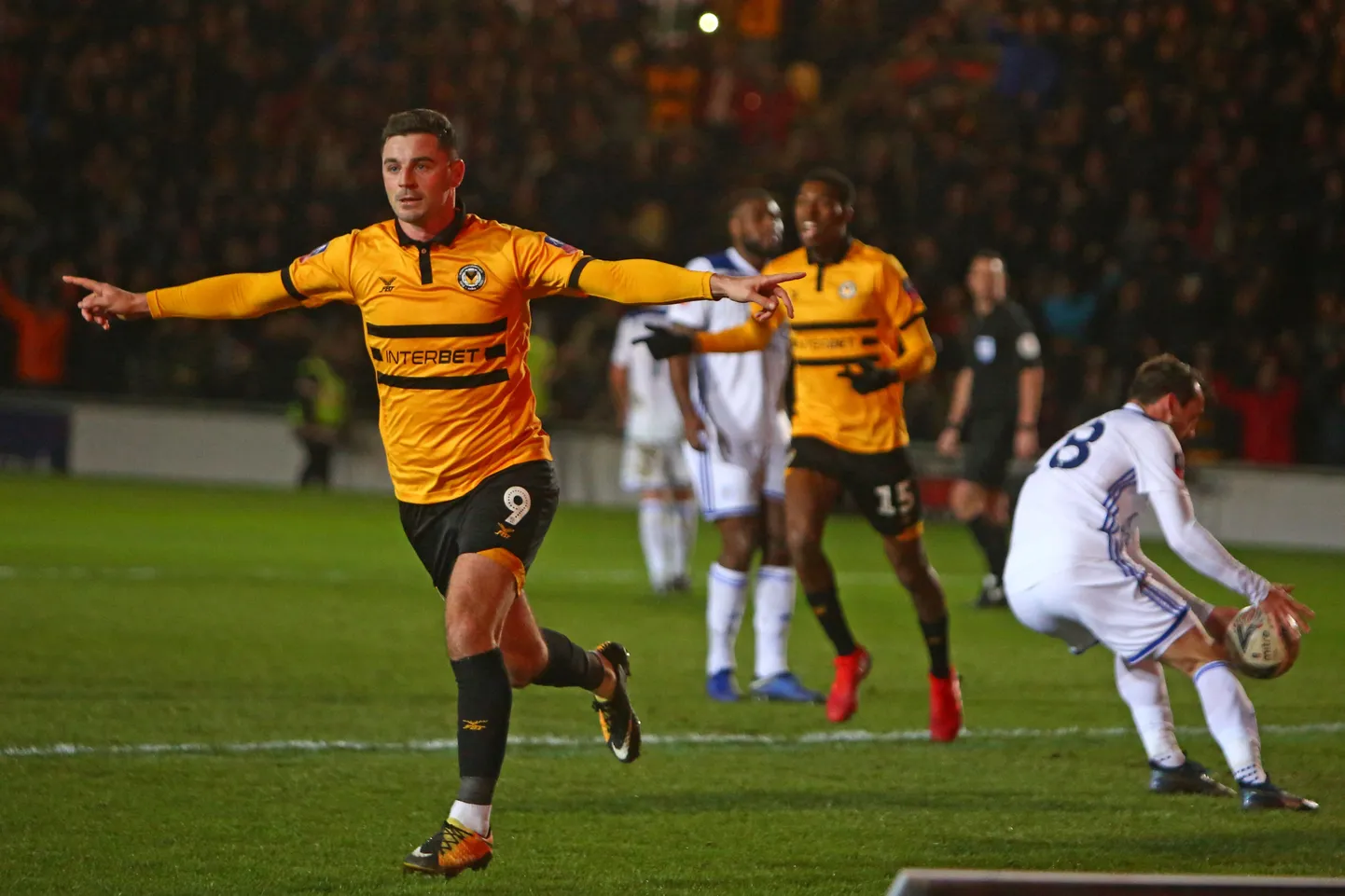 Newport County ründaja Padraig Amond tähistab võiduväravat.