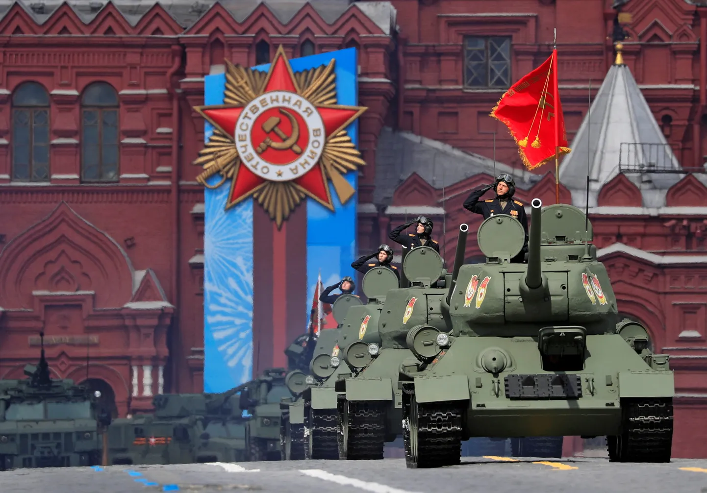 Nõukogude tankid T-34 Moskvas Punasel väljakul harjutamas 9. mai võidupüha paraadiks.