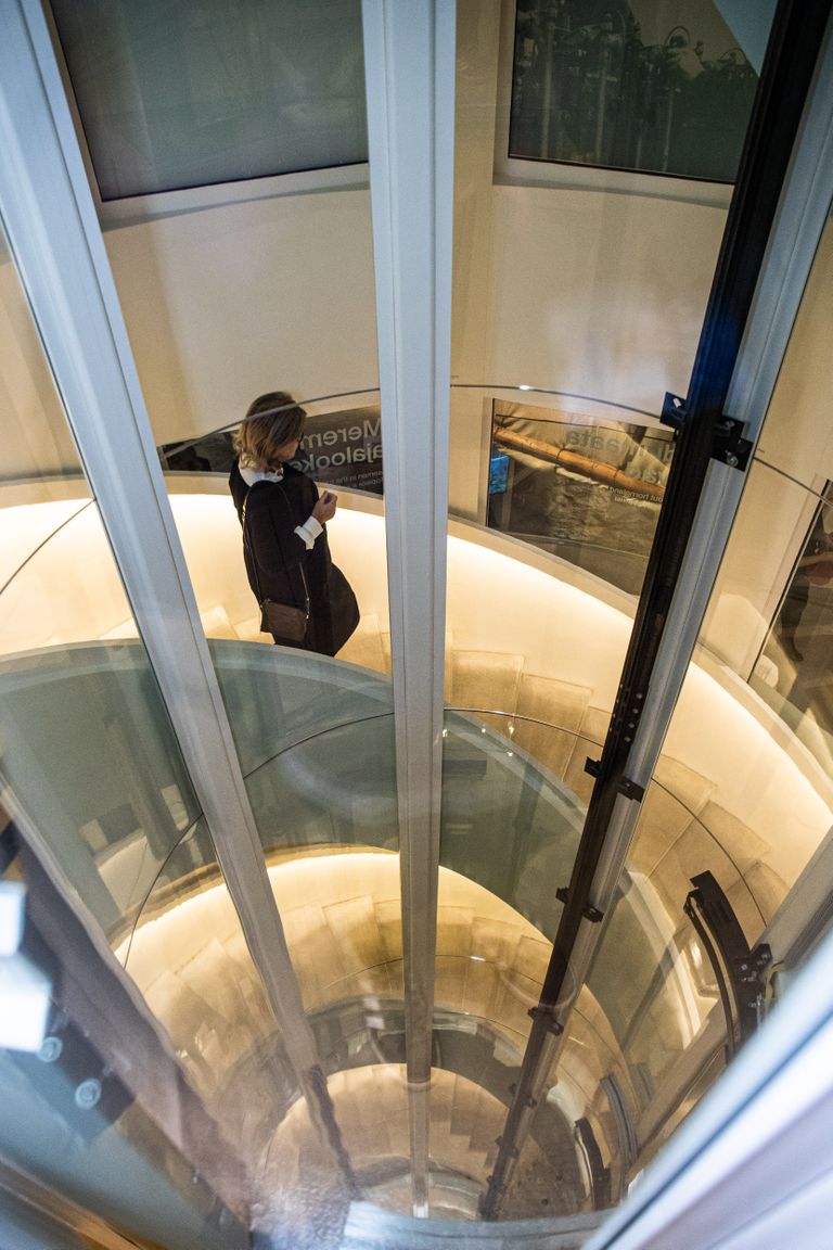 Стеклянный лифт в самом центре Толстой Маргариты