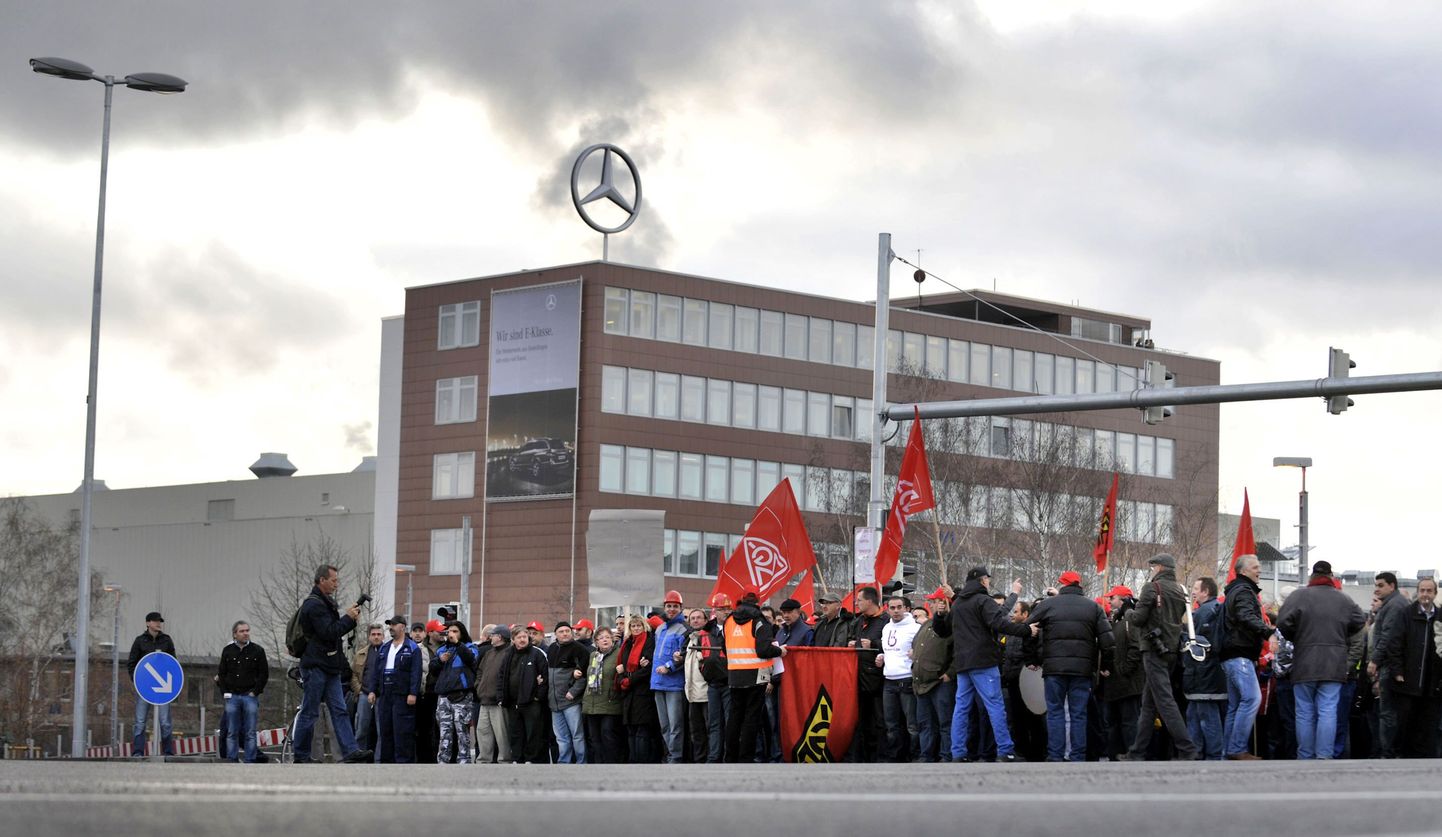 Eelmisel reedel, 4.detsembril protesteeris umbes 15 000 Daimleri töötajat Lõuna-Saksamaal asuva Sindelfingeni tehase ees tootmise osalise USAsse viimise vastu.