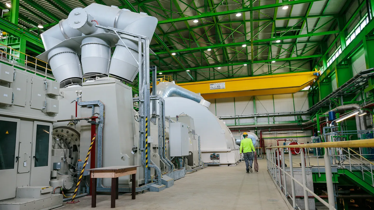 Флагманская Аувереская электростанция "Eesti Energia" действует в плане кадров стабильно, но в плане производства электричества она часто встает на ремонт, вот и сегодня тоже она остановлена для устранения дефекта.