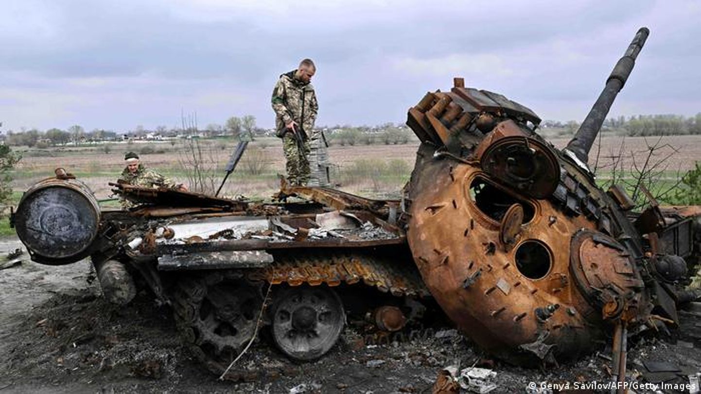 Украинский солдат на уничтоженном российском танке