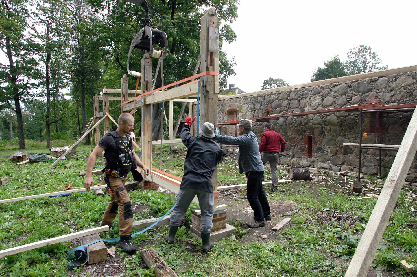 Rahvuslikud ehitajad Loodi mõisa tõllakuuri taastamas.  

er/ Foto ELMO RIIG/ SAKALA