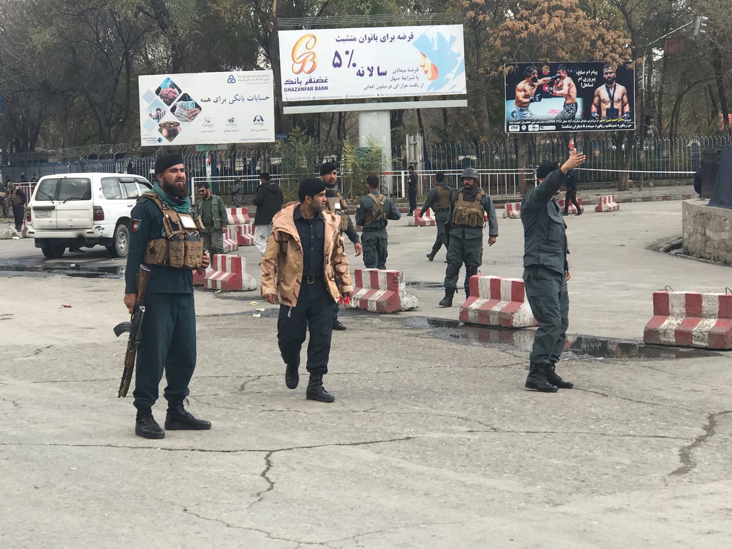 Afganistani politseinikud valvamas Kabuli plahvatuspaiga lähistel.