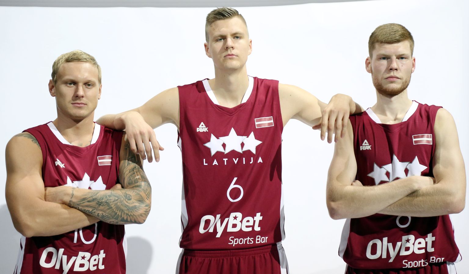 Latvijas vīriešu basketbola izlases spēlētāji Jānis Timma (no kreisās), Kristaps Porziņģis un Dāvis Bertāns