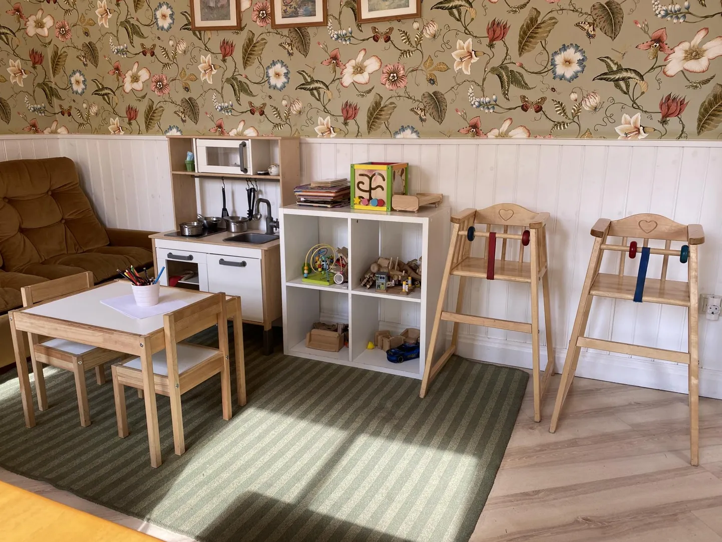 Peresõbraliku toidukoha tunnustuse pälvinud Rohuaia kohvikus on mudilastel võimalus joonistada, kokata ja klotsidega mängida.