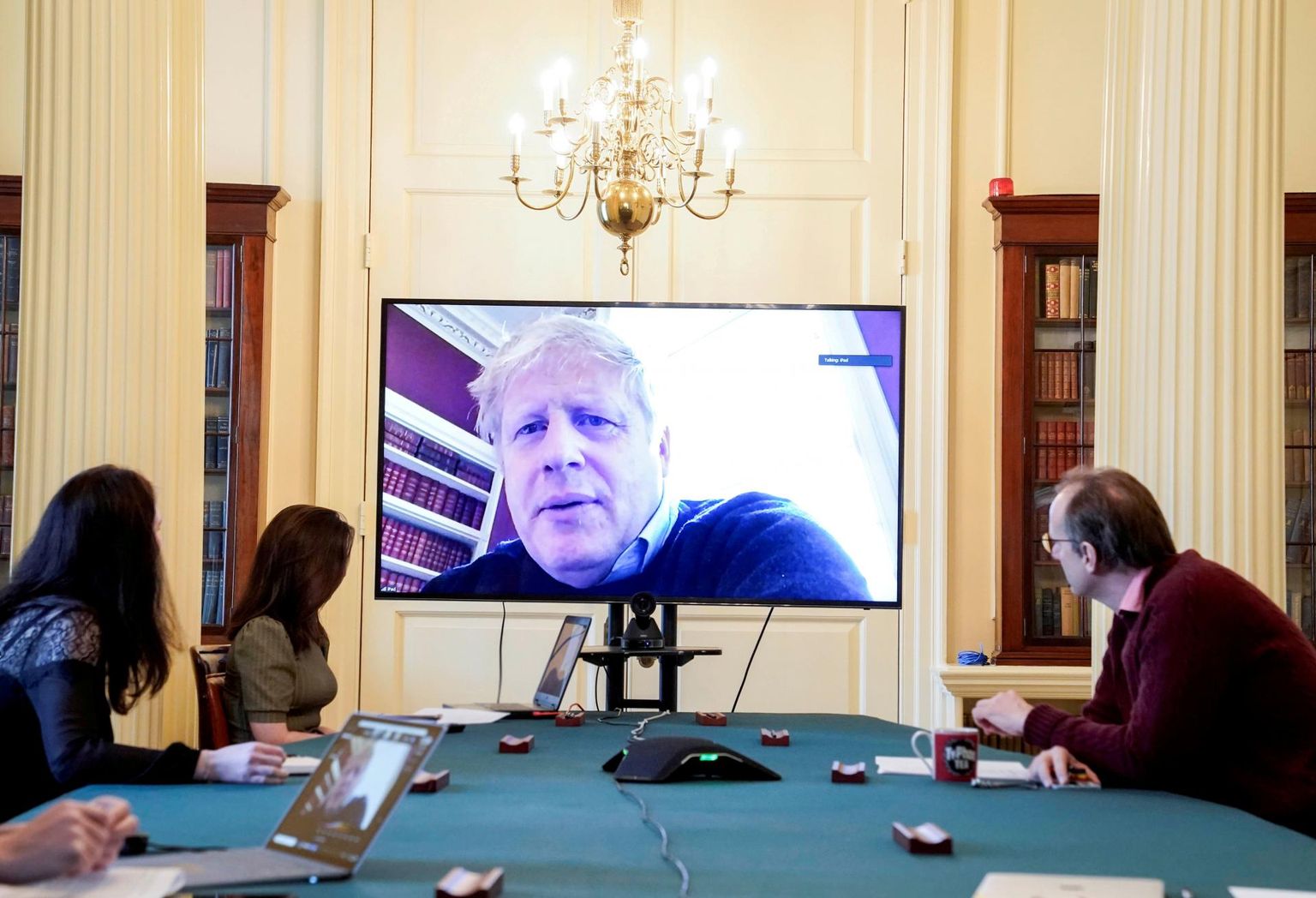 Peaminister Boris Johnsoni juhitud videokonverents valitsusliikmetega ajal, mil ta oli veel koduses isloatsioonis.