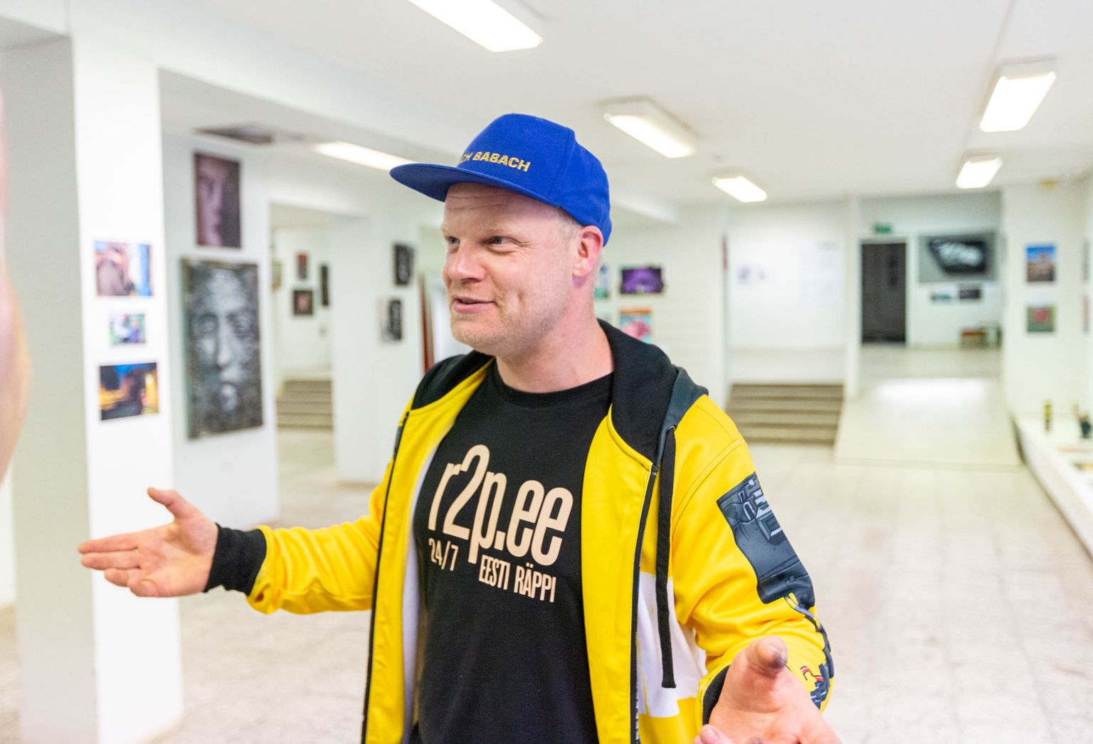 Näituse peakorraldaja, tänavakunstnikust kaitseväelase Kristjan Bachmani sõnul elab Eesti tänavakunst praegu oma hiilgeaega.