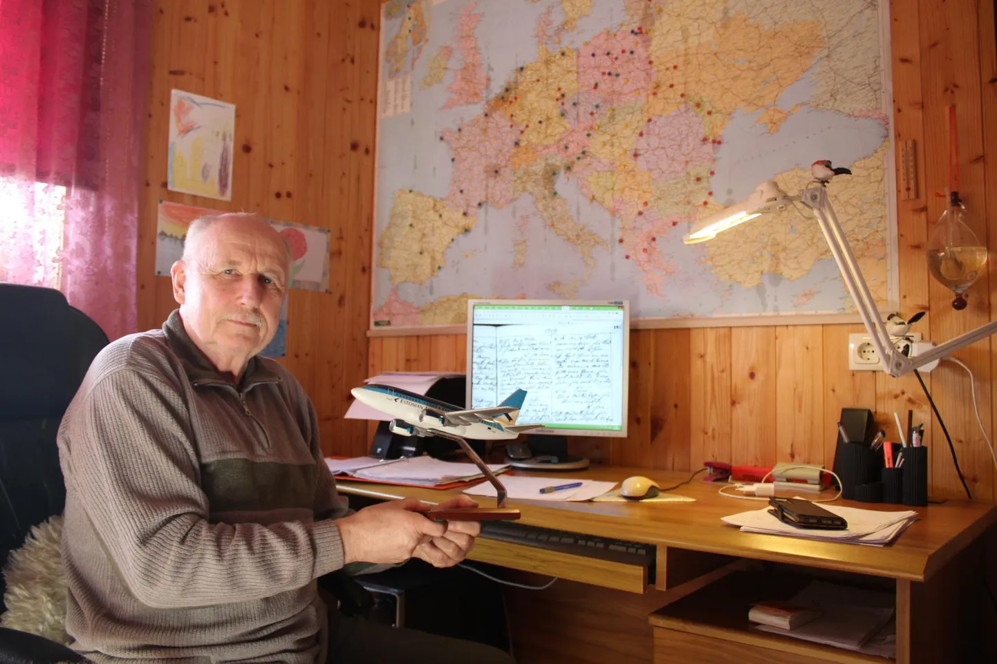 Toivo Liivorg Estonian Airi lennuki maketiga. Eesti Õhk oli talle tööandjaks 17 aastat. Taustal äikesepilv – pildistatud lennuki aknast 2011. aasta augustis.