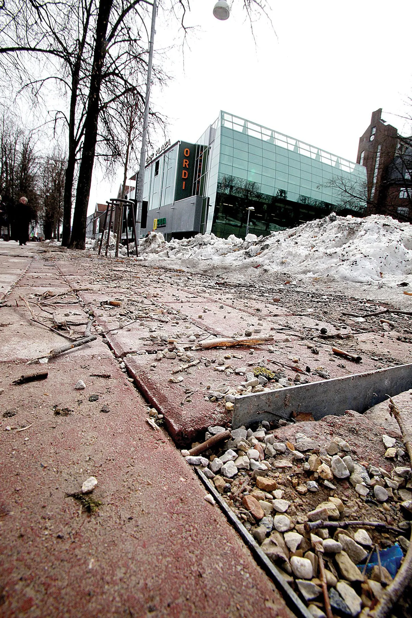 Küüni tänaval varitsevad varbaid salakavalad metalliribad, mis turritavad sillutisest sentimeetri-kahe jagu välja.