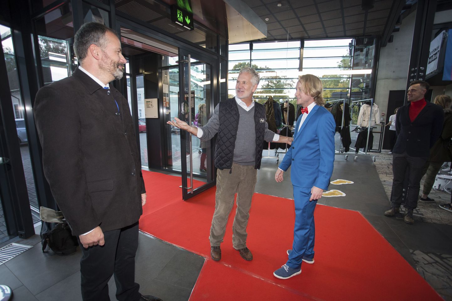 Ülisõbralik Gerald McCullouch võetakse vastu festivali korraldajate Teet Suure (vasakul) ja Keio Soomelti poolt.