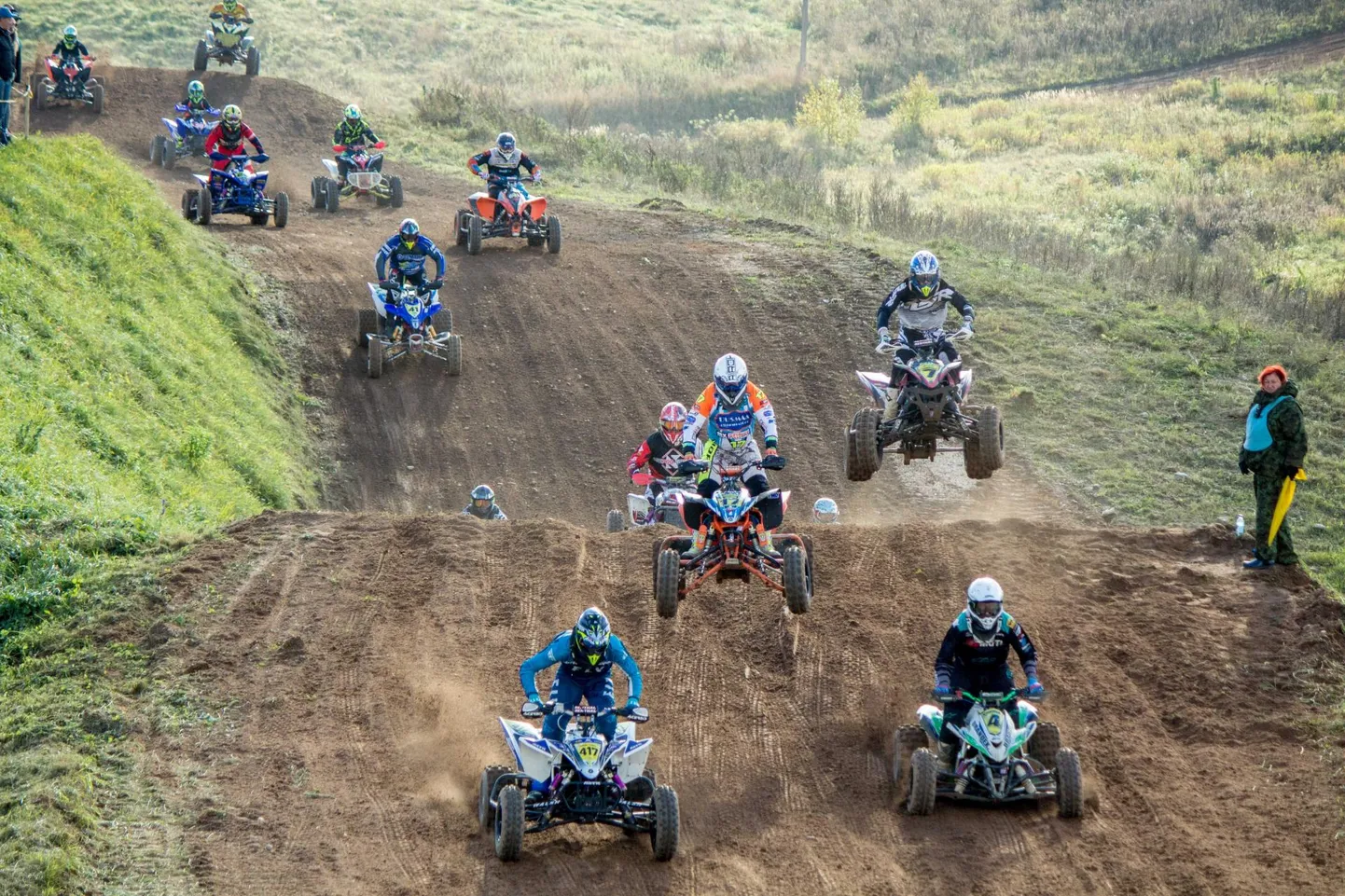 Jaanikese keskuses kihutasid 2020. aasta oktoobris võidu külgkorviga mootorrattad ja quad’id.